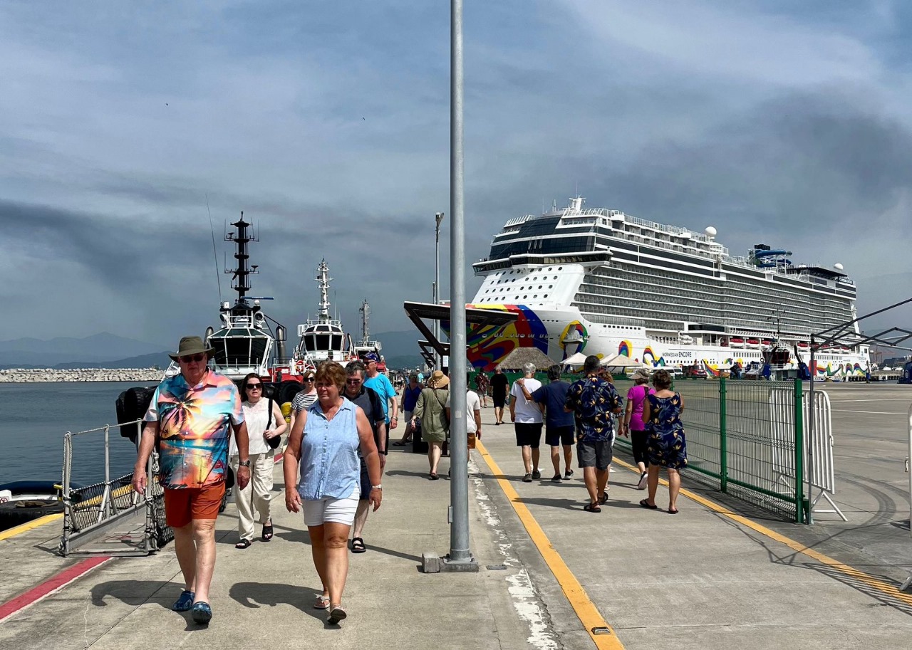 LLEGARON A MANZANILLO LOS DOS PRIMEROS CRUCEROS DE LA TEMPORADA 2024-2025